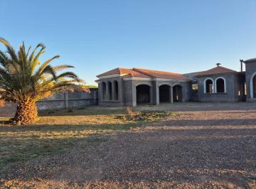 Casa · 350m² · 6 Ambientes · 2 Cocheras · Venta de Casa en Carril Norte, San Martín, Mza