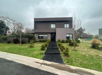Casa · 160m² · 4 Ambientes · 4 Cocheras · Casa en Venta - Santa Lucia