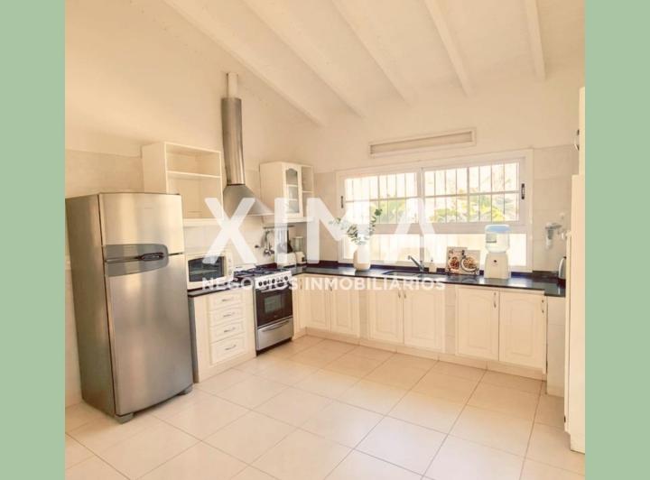 Casa · 1200m² · 3 Dormitorios · 2 Cocheras