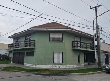 Casa · 280m² · 6 Ambientes · 3 Cocheras · Casa en Venta de 5 Dorm. - Calle 71 Esquina 8