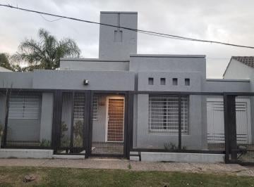 Casa · 125m² · 5 Ambientes · 2 Cocheras · Casa en Alquiler 3 Dorm a m de Recta Martinolli
