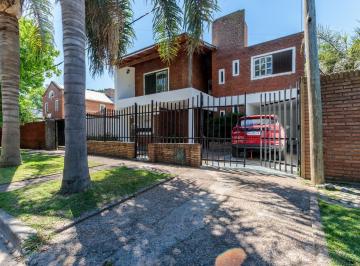 Casa · 210m² · 7 Ambientes · 1 Cochera · En Venta - 2 Casas de Dos Dorm. - Fisherton Rosario