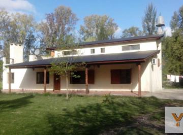 Casa · 194m² · 5 Ambientes · 2 Cocheras · Casa en Venta - 4 Dorm. 5 Baños - Cocheras - 2870 m² - Barrio Las Golondrinas