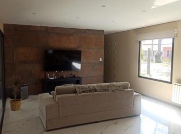 Casa · 630m² · 6 Ambientes · 2 Cocheras · Casa de Categoría en Venta Ubicada en El Pinar Country Club de 3 Dorm, Quincho,3 Baños, Pileta.