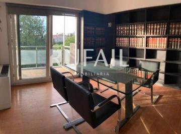 Oficina comercial · 110m² · 4 Ambientes · Oficina de 4 Privados. B° Alberdi. Avellaneda Al 2oo