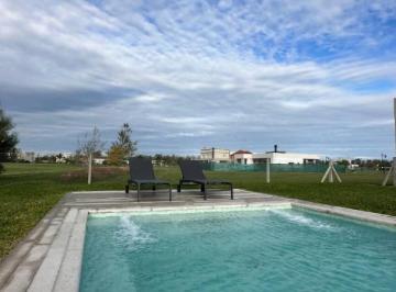 Casa · 165m² · 4 Ambientes · Casa de Diseño a Estrenar Sobre Golf | Haras del Sur III