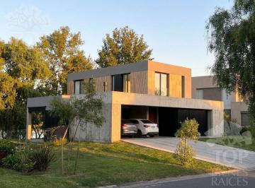 Casa · 180m² · 5 Ambientes · 232 Cocheras · Casa en El Canton - Norte