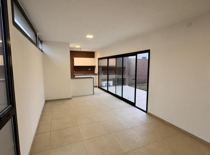 Casa · 98m² · 4 Ambientes · 2 Cocheras