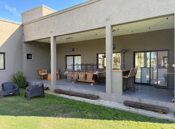 Casa · 200m² · 6 Ambientes · 2 Cocheras