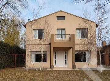 Casa · 712m² · 3 Ambientes · 3 Cocheras · Alquiler Casa 3 Dorm. B° Privado El Maiten Figueroa 2800. Neuquen