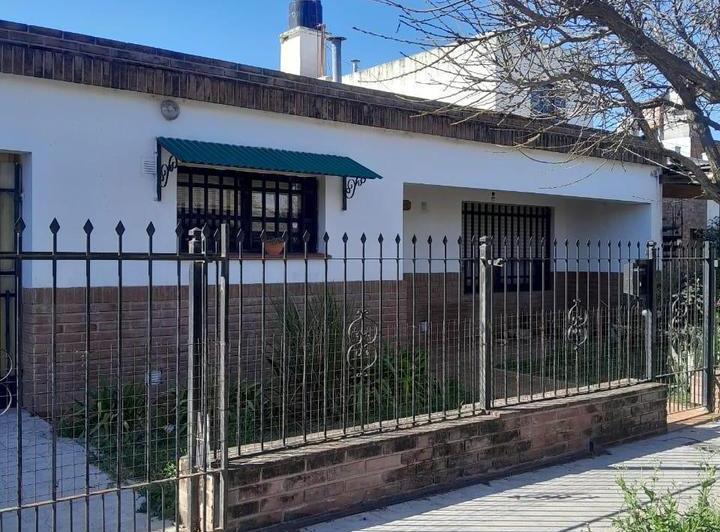 Casa · 200m² · 6 Ambientes · 1 Cochera