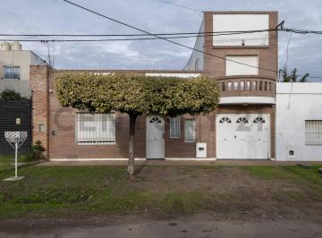 Casa · 170m² · 6 Ambientes · 2 Cocheras · Casa en Venta La Plata 4 Dorm. con Parque Pileta