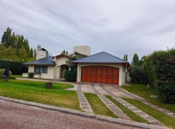 Casa · 373m² · 7 Ambientes · 1 Cochera · Exclusiva Propiedad en Barrio "Country Vistalba