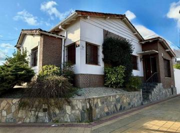 Casa de 4 ambientes, Tandil · Excelente Chalet 3 Dormit Jardín Garage Semicéntrico en Venta
