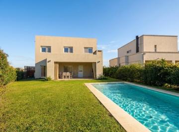 Casa · 160m² · 4 Ambientes · 2 Cocheras · Casa con Pileta en Santa Lucia Pilar del Este