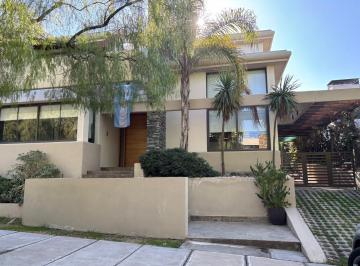 Casa · 305m² · 9 Ambientes · 2 Cocheras · Barrio Privado Dalvian. Casa de Categoría