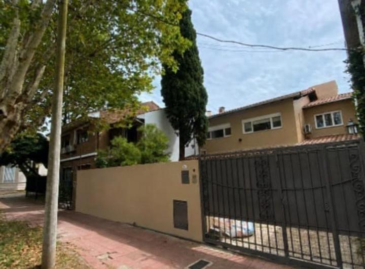 Casa · 200m² · 5 Ambientes · 3 Cocheras