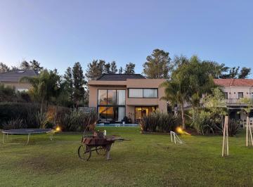 Casa · 800m² · 4 Ambientes · 6 Cocheras · St. Thomas Este/oeste Casa en Alquiler