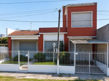 Casa · 205m² · 5 Ambientes · 1 Cochera · Casa en Venta Las Piedras, 3 Dorm. 2 Baños