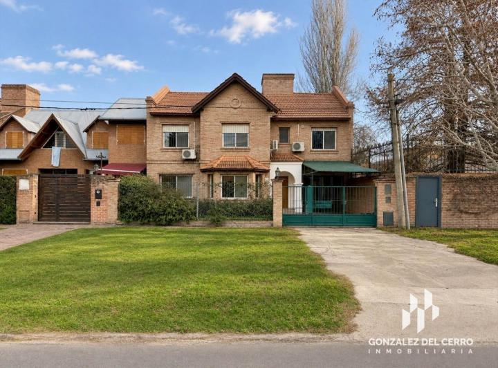 Casa · 270m² · 8 Ambientes · 1 Cochera