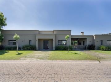 Casa · 226m² · 5 Ambientes · 2 Cocheras · Venta de Casa en Valdevez Apto Credito