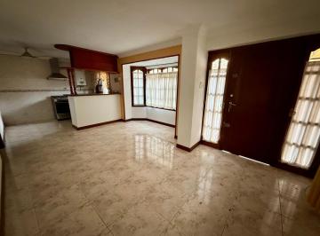 Casa · 80m² · 3 Ambientes · 1 Cochera · Casa Tres Ambientes Cochera en Alquiler en Bernal
