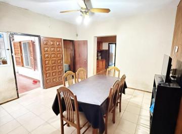 Casa · 233m² · 3 Dormitorios · 2 Cocheras · Venta - Casa - Echesortu - Apta a Crédito