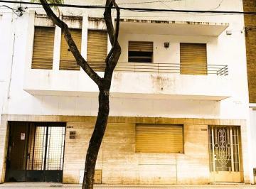Casa · 276m² · 5 Ambientes · 1 Cochera · Catamarca 1200 | Casa de Estilo en Venta | 3 Dorm., Patio, Terraza y Cochera