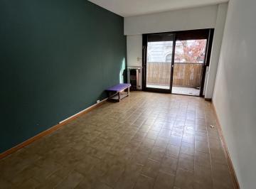 Departamento · 41m² · 2 Ambientes · 1 Cochera · Departamento en Alquiler de Dos Ambientes con Balcon a La Calle y Patio en Flores.