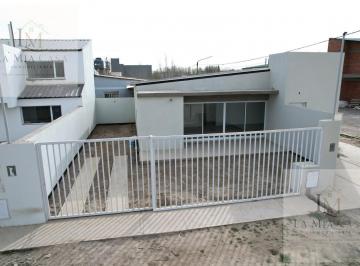 Casa · 79m² · 3 Ambientes · 1 Cochera · Venta Casa 2 Dorm. B°venezia, Plottier