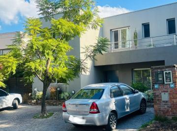 Casa · 230m² · 7 Ambientes · 3 Cocheras · Casa en Venta. Barrio Isla del Sol