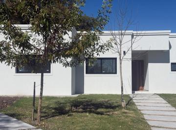 Casa · 126m² · 4 Ambientes · 1 Cochera · Venta Casa 3 Dorm. en Santa Lucia, Pilar del Este, Pilar