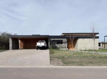 Casa · 1650m² · 8 Ambientes · 4 Cocheras · Casa a Estrenar con Fondo Al Golf en El Terrón - Planta Baja