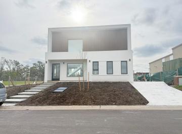 Casa · 142m² · 5 Ambientes · 2 Cocheras · Venta Casa 5 Ambientes en Santa Elisa, Pilar del Este, Pilar