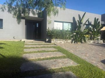 Casa · 142m² · 5 Ambientes · 3 Cocheras · Venta Casa 4 Ambientes en Santa Guadalupe, Pilar del Este, Pilar