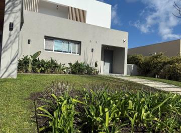 Casa · 259m² · 6 Ambientes · 3 Cocheras · Casa en Venta en Santa Guadalupe, Pilar del Este, Pilar