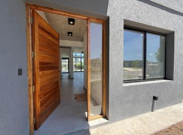 Casa · 240m² · 5 Ambientes · 2 Cocheras · Casa en Venta en San Ramón, Pilar del Este, Pilar