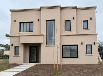 Casa · 147m² · 5 Ambientes · 2 Cocheras · Casa 5 Ambientes B. Santa Sofía, Pilar del Este, Pilar