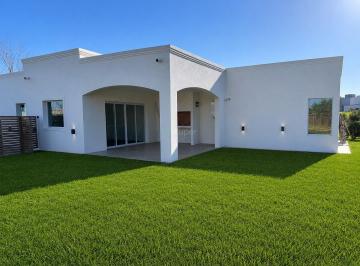 Casa · 136m² · 4 Ambientes · 1 Cochera · Casa en Venta en San Ramón, Pilar del Este, Pilar