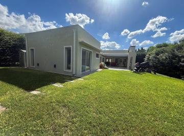 Casa · 150m² · 5 Ambientes · 2 Cocheras · Casa Chalet en Venta en Santa Guadalupe, Pilar del Este, Pilar