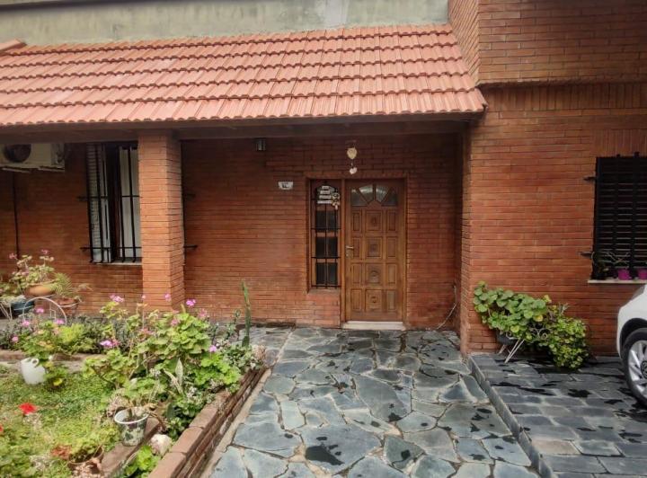 Casa · 214m² · 6 Ambientes · 1 Cochera