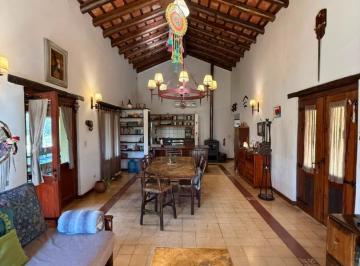 Casa · 210m² · 4 Ambientes · 7 Cocheras · Casa en San Javier