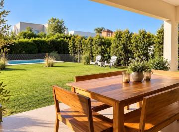 Casa · 200m² · 4 Ambientes · 4 Cocheras · Excelente Casa con Pileta | Apto Credito | Los Alisos