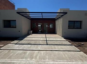 Casa · 55m² · 2 Ambientes · 1 Cochera · Venta Duplex 1 Dorm con Patio y Escritorio en Campos de Manantiales