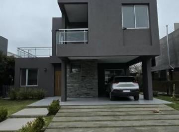 Campo · 230m² · 5 Ambientes · 2 Cocheras · Se Alquila Propiedad en Barrio Los Troncos