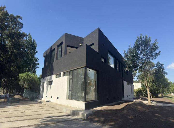 Casa · 197m² · 5 Ambientes · 4 Cocheras
