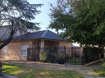 Casa de 4 ambientes, Tres de Febrero · Casa en Esquina en Cdad. Jardin 3 Amb con Depto 2 Amb