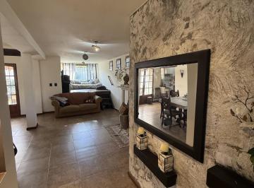 Casa · 233m² · 7 Ambientes · 2 Cocheras · Propiedad en Venta 3 Dorm - Bº Cerro Chico - Pileta