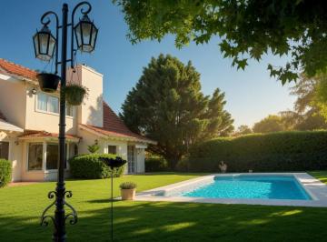 Casa · 247m² · 8 Ambientes · 4 Cocheras · Casaventa Casa de 5 Dorm con Piscina Gran Parque en Club Privado Loma Verde