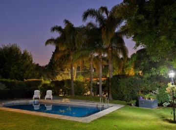 Casa · 247m² · 8 Ambientes · 4 Cocheras · Casaventa Casa de 5 Dorm con Piscina Gran Parque en Club Privado Loma Verde